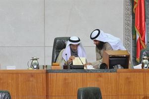 رئيس السن دصلاح العتيقي يتلقى من الامين العام جدول الاعمال