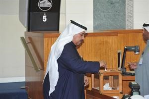 خلف دميثير يدلي بصوته