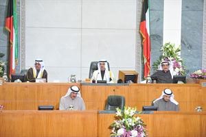 علي الراشد مترئسا الجلسة وبجانبه نائبه مبارك الخرينج وامين السر كامل العوضي