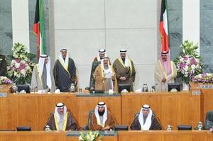 صاحب السمو الامير الشيخ صباح الاحمد يلقي النطق السامي خلال افتتاح دور الانعقاد وبجانبه سمو ولي العهد الشيخ نواف الاحمد ورئيس السن دصلاح العتيقي متين غوزال