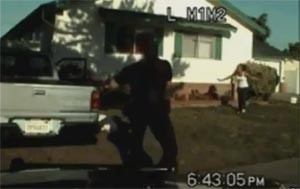 بالفيديو: شرطي يقتل مطلوبا بـ 11 طلقة امام ناظري زوجته المفجوعة