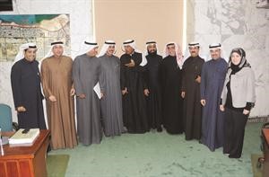 عدد من الاعضاء قبل بداية الجلسة مع مدير عام البلدية ماحمد الصبيح	 فريال حماد﻿