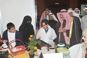محمد الكندري في جولة بالمعرض	متين غوزال﻿