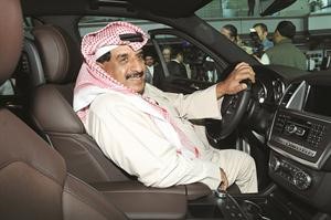 محمد البشر لدى تجربته السيارة الجديدة