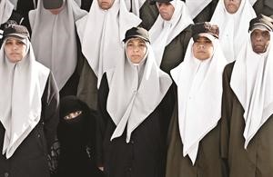 عناصر من شرطة حماس النسائية خلال حفل تخريج في غزة 	اپ﻿