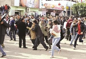 متظاهرون يحتمون من الحجارة خلال زيارة المرزوقي سيدي بوزيد امسافپ﻿
