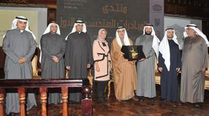محسام الخرافي مكرما الوزير معبدالعزيز الابراهيم	متين غوزال﻿