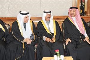 الشيخ جابر العبدالله متوسطا السفير القطري عبدالعزيز الفهيد والسفير السعودي عبدالعزيز الفايز سعود سالم
