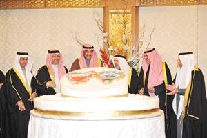 الشيخ صباح الخالد متوسطا خالد الجارالله وسفراء البحرين والسعودية وقطر والامارات خلال قطع كيكة الحفل

