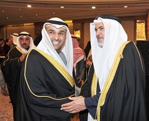دنايف الحجرف مصافحا السفير البحريني الشيخ خليفة بن حمد
