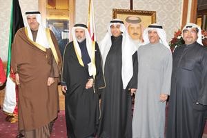 الشيخ سلمان الحمود وعدد من المهنئين مع السفير البحريني الشيخ خليفة بن حمد
