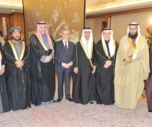 الشيخ فيصل الحمود متوسطا عددا من السفراء والديبلوماسيين والحضور
