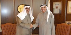 ناصر مساعد الساير واحمد الثويني خلال توقيع العقد ﻿