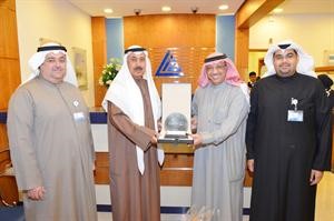 درع تذكارية للشيخ محمد الجراح عقب افتتاح الفرع الجديد﻿