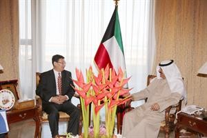 خالد الجارالله خلال لقائه وزير الدولة المنغولي