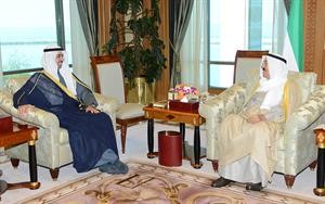 صاحب السمو الامير اثناء استقباله رئيس مجلس الامة علي الراشد
