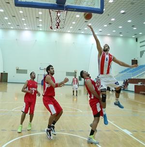 لاعب الكويت حسين عبدالرحمن يسجل في سلة الصليبخات بمضايقة من نواف صلاح عادل اليعقوب