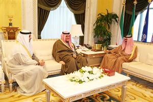 سمو ولي العهد الشيخ نواف الاحمد مستقبلا الشيخ سلمان الحمود والشيخ محمد العبدالله