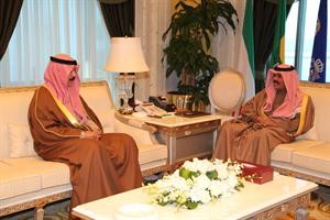 سمو ولي العهد خلال لقائه الشيخ محمد الخالد