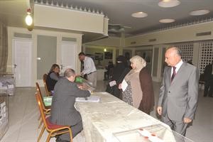 السفير عبدالكريم سليمان يتابع عملية اقتراع ابناء الجالية في اخر يوم للتصويت متين غوزال