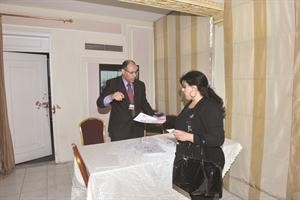 احدى المواطنات المصريات تتسلم بطاقة اقتراعها للتصويت