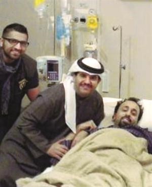 ﻿الشيخ دعيج الخليفة مع فهد الناصر في المستشفى ويبدو المذيع علي نجم﻿