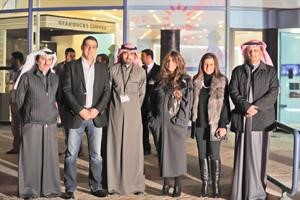 عمر العمر مع مجموعة من المشاركين في الحدث﻿