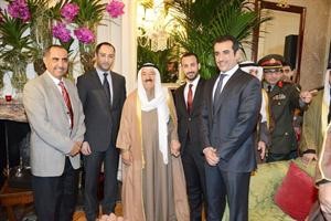 صاحب السمو الامير الشيخ صباح الاحمد يتوسط ايمن بودي وعبدالعزيز الدويش وعبدالله الغانم وفهد بودي خلال زيارة سموه الاخيرة لبريطانيا
