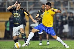 ﻿البرازيلي رونالدو يواجه اصدقاء زيدان في مباراة ثارية ضد الفقر 	افپ﻿