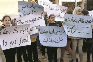 فلسطينيات فرت عائلاتهن من مخيم اليرموك يتظاهرن امام الانروا في عين الحلوة محمود الطويل