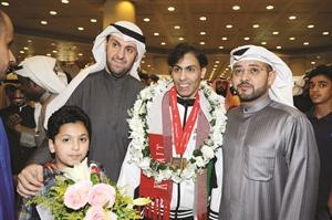 النائب هشام البغلي مهنئا القلاف
