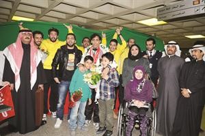 طارق القلاف محاطا بمجموعة كبيرة من مستقبليه قاسم باشا
