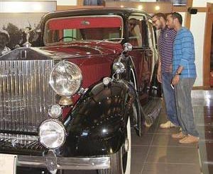 بعض الطلبة خلال زيارة متحف السيارات التاريخية