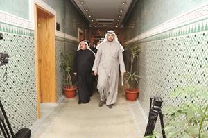 ﻿الوزير الشيخ محمد العبدالله لدى وصوله الى المجلس البلدي وفي استقباله يوسف الصقعبي﻿