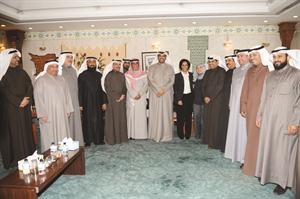 ﻿لقطة تذكارية للوزير العبدالله مع رئيس واعضاء المجلس البلدي	 فريال حماد﻿