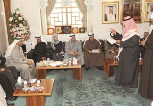 الشيخ محمد العبدالله مستمعا الى قصيدة الشاعر الزميل عبدالناصر الاسلمي
