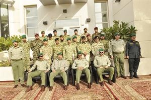 العميد الركن فالح شجاع فالح متوسطا خريجي الدورة
