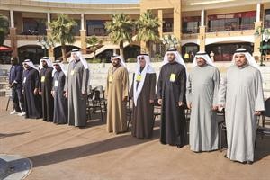 متعب العتيبي ودجعفر العريان وعدد من الحضور وقوفا خلال النشيد الوطني	متين غوزال﻿