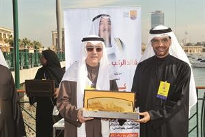 درع تكريمية تقديرا للجهود المبذولة﻿