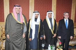 الشيخ سلمان الحمود والشيخ علي الجابر والسفير الاماراتي علي بن شكر والسفير العراقي محمد حسين بحر العلوم﻿