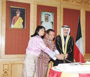 السفير محمد الرومي مشاركا السفير البوتاني وحرمه قطع كيكة الاحتفال﻿