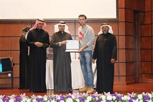 تكريم احد المشاركين﻿