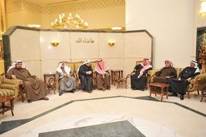 يعقوب الصانع متوسطا الحضور خلال اللقاء المفتوح 	سعود سالم﻿