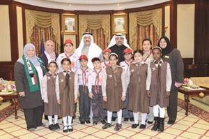 الشيخ احمد الحمود محاطا بابنائة اشبال وزهرات وزارة التربية﻿