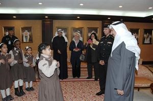 الفريق غازي العمر يستمع لقصيدة من احدى الزهرات﻿