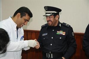 اللواء يوسف الانصاري يجري فحصا للدم في وحدة السلامة والصحة المدنية﻿