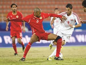 المهاجم السوري احمد الدوني يحاول المرور من البحريني عبدالله المرزوقي الازرقكوم