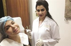 صورة لمها محمد وخبيرة التجميل دجيهان عبد القادر وعملية تصغير خديها