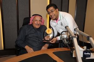 مايك مبلتع مكرما الفنان القدير احمد الصالح﻿