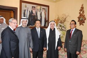 السفير الكمبودي والسفير الصيني والسفير العراقي يهنئون علي الراشد
